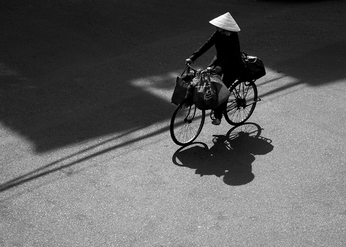 Nhiếp ảnh gia Nguyễn An Di - Street life Summer noon shadow